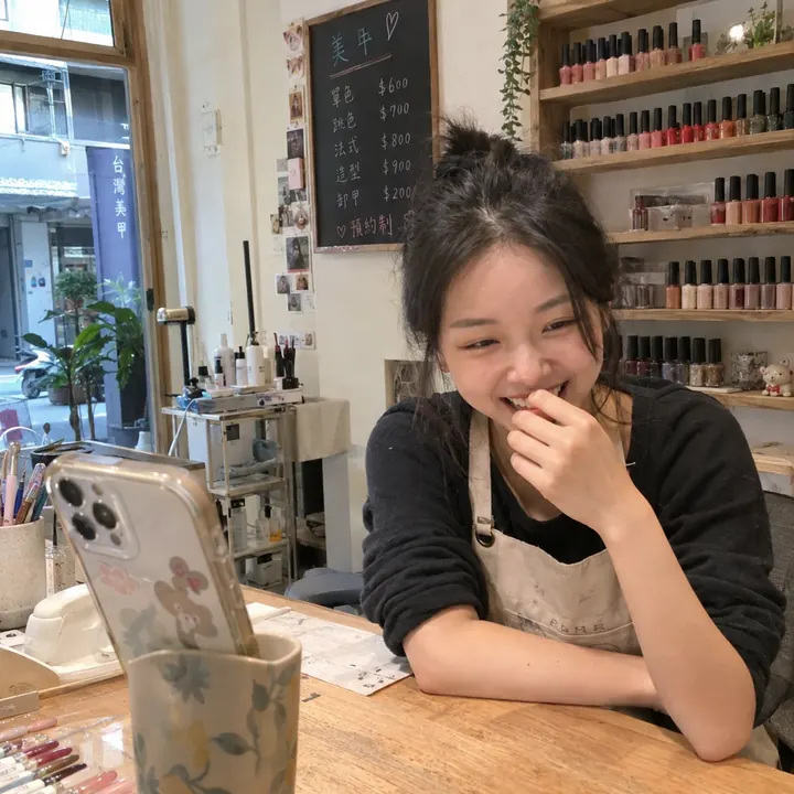 美甲店老闆用杯子撐著手機,輕鬆自拍錄一段
