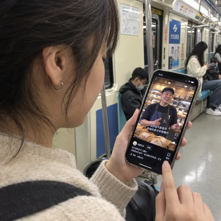 捷運上的女生滑到麵包店老闆的影片